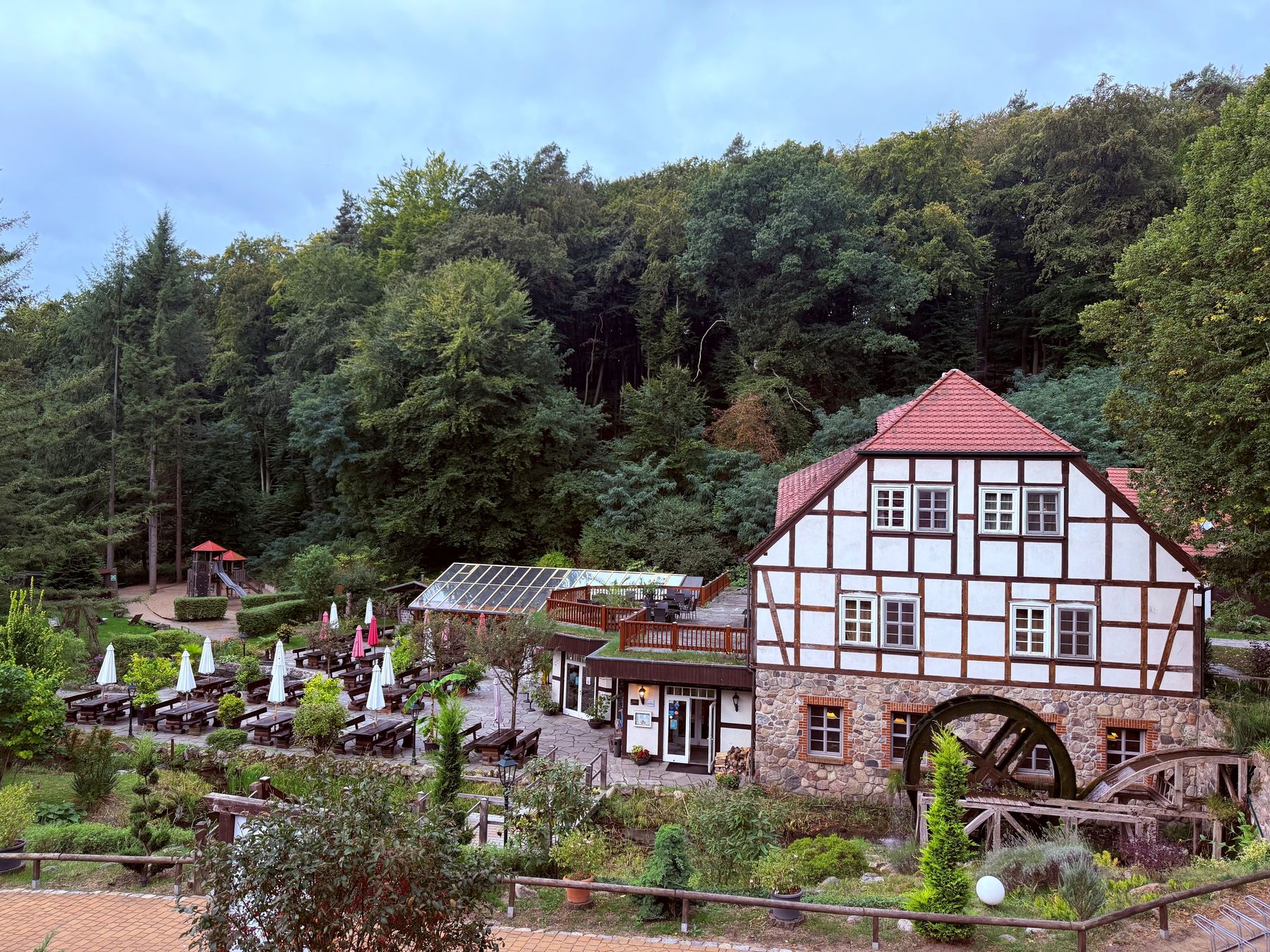 Die Boltenmühle heute, mit Wasserrad und Terrasse